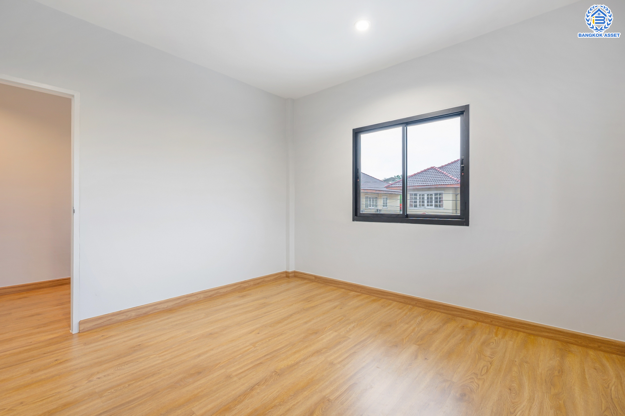 บ้านมือสองตกแต่งใหม่ ม.บ้านสาวิตรี พุทธมณฑลสาย3 หลังมุม เนื้อที่ 54.2 ตร.ว. ฟังก์ชัน 3 ห้องนอน 2 ห้องน้ำ จอดรถได้ 2 คัน บนทำเลใกล้ทางคู่ขนานลอยฟ้าบรมราชชนนี ม.มหิดล เซ็นทรัลศาลายา และรายล้อมด้วยสิ่งอำนวยความสะดวกครบ!…